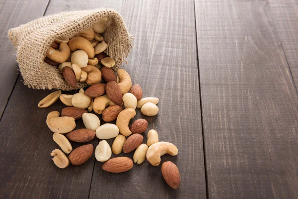 Mandle, makadamie, arašídy, kešu jsou v sáčku sát — Stock fotografie