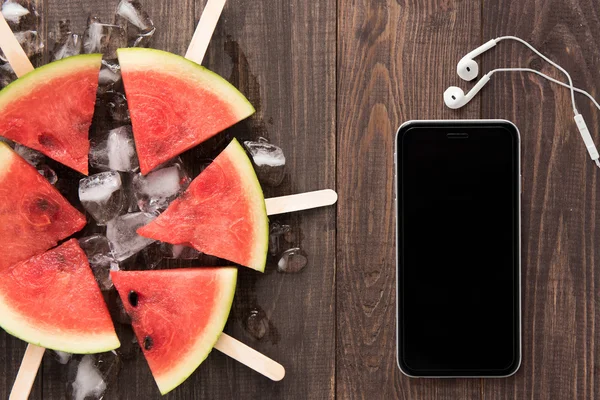 Frukt glass skivad vattenmelon på trä bakgrund — Stockfoto