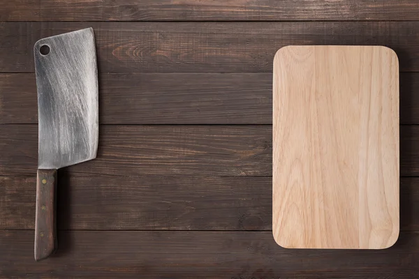 切肉刀和砧板上的木制的背景 — 图库照片