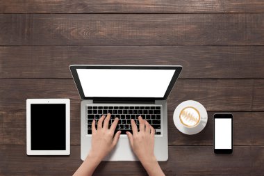 Dizüstü bilgisayar, tablet, smartphone ve bir fincan kahve ahşap b kullanarak