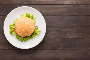 Üstten Görünüm Barbekü burger ahşap arka plan üzerinde beyaz çanak üzerinde
