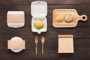 Tasarım kavramı marka mockup Burger ahşap arka plan ayarla.