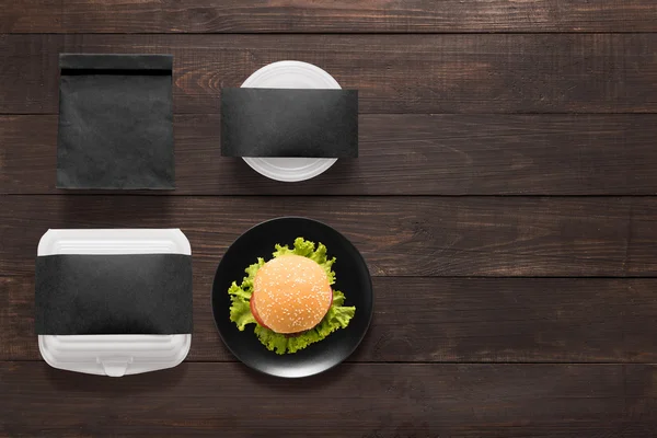 Burger conceito preto definido no fundo de madeira. Espaço de cópia para te — Fotografia de Stock
