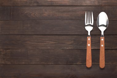 Beslenme kavramı. Kaşık ve çatal ahşap arka plan üzerinde