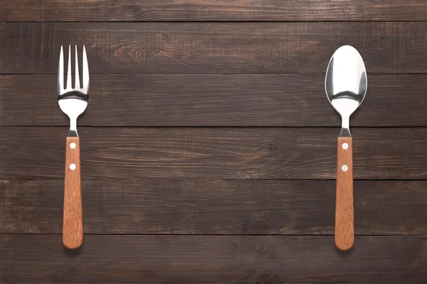 Concepto de comer. Cuchara y tenedor sobre el fondo de madera —  Fotos de Stock
