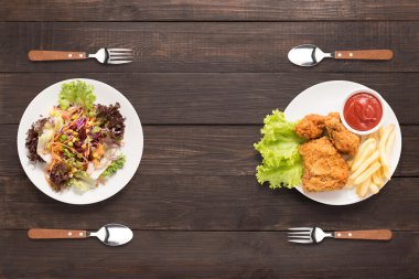 Taze salata ve kızarmış tavuk ve patates kızartması ahşap bac üzerinde