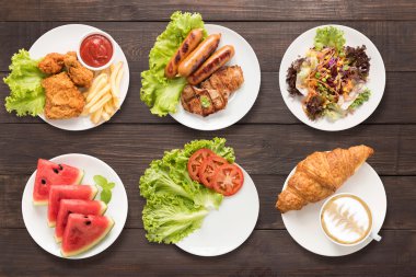 Yiyecek kızarmış tavuk ve patates kızartması, Barbekü et ve sosis, salata, w ayarla