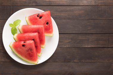 Üstten Görünüm sağlıklı karpuz ahşap arka plan üzerinde. Kopya alanı için