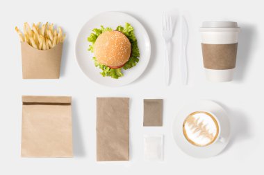 Tasarım kavramı sahte hamburger ve kahve üzerinde beyaz backgro ayarla