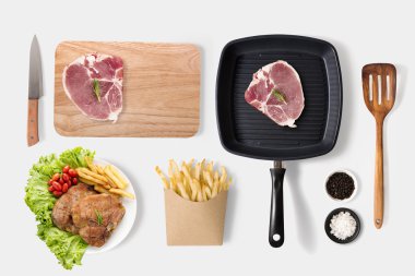 WHI üzerinde izole mockup Barbekü biftek ve patates kızartması küme kavramı
