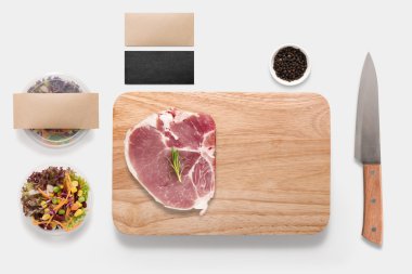 Tasarım konsepti mockup Barbekü biftek izole üzerinde beyaz backgro ayarla
