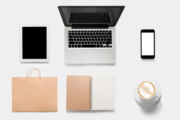 Tasarım kavramı mockup tablet, dizüstü bilgisayar, cep telefonu, kitap, cof