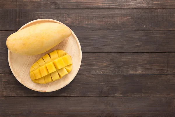 Mangos amarillos sobre fondo de madera. Copiar espacio para texto — Foto de Stock