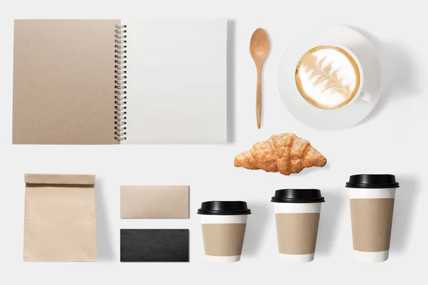 Ontwerpconcept mockup koffie geïsoleerd op witte achtergrond instellen — Stockfoto