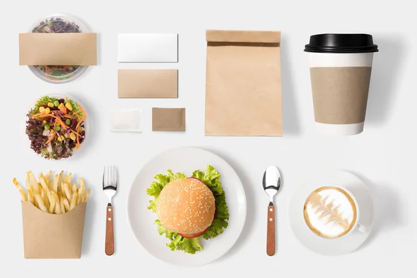 Concepto de diseño de burger mockup y set de café aislado en blanco — Foto de Stock