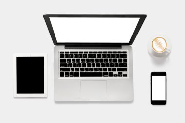 Beyaz backgr mockup dizüstü bilgisayar, tablet, smartphone ve kahve Kupası