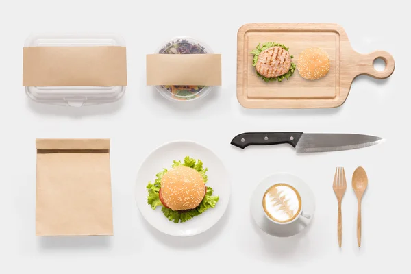 Ontwerpconcept van mockup hamburger, salade en koffie cup whi aangezet — Stockfoto