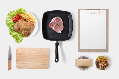 Tasarım kavramı mockup Barbekü biftek kümesi ve salata izole ayarla 