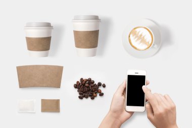 Smartphone ve kahve kullanarak mockup tasarım kavramı ayrı tut moduyla ayarla