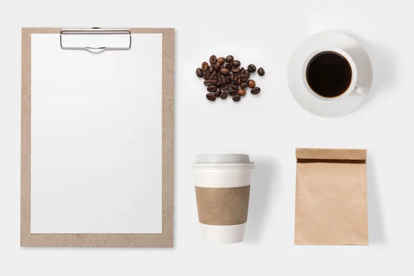 Ontwerpconcept mockup koffie geïsoleerd op witte achtergrond instellen — Stockfoto