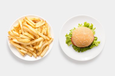 Tasarım kümesi üzerinde izole mockup hamburger ve patates kızartması