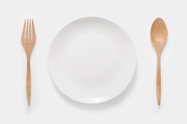 Tasarım kavramı mockup beyaz tabak, tahta kaşık ve ahşap çatal ayarla