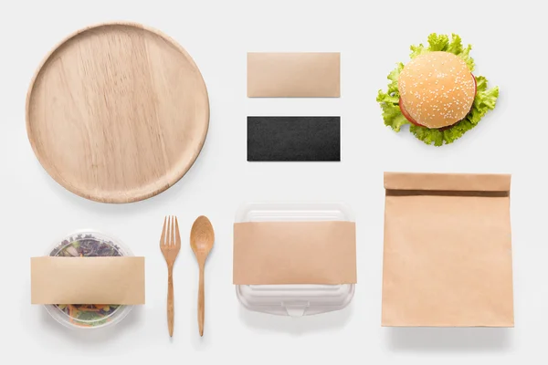 Concetto di design di hamburger mockup e set di insalate isolato su bianco — Foto Stock