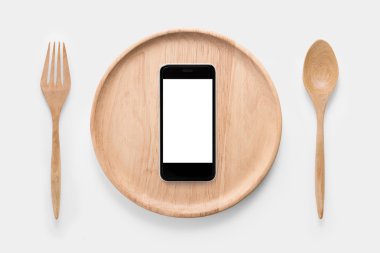 Smartphone izole çatal, kaşık ve çanak ahşap sette yemek 