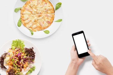 Pizza, salata seti izole ile izole smartphone kullanarak
