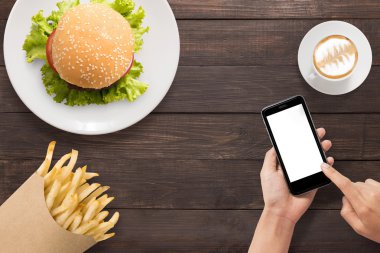 Smartphone kullanarak burger, patates kızartması ve kahve ayarla 