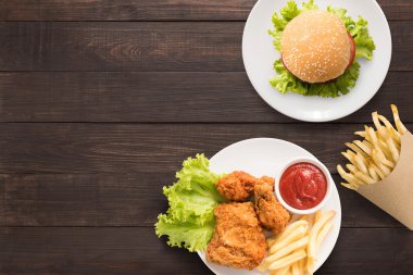 Üstten Görünüm Barbekü hamburger, patates kızartması ve kızarmış tavuk 