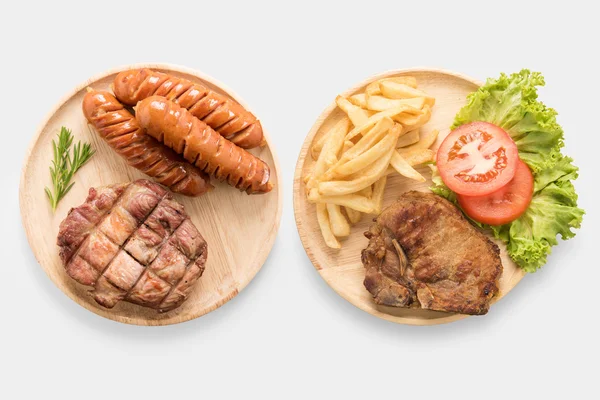 Стейк со свининой на гриле, колбаса с картошкой фри изолированы — стоковое фото