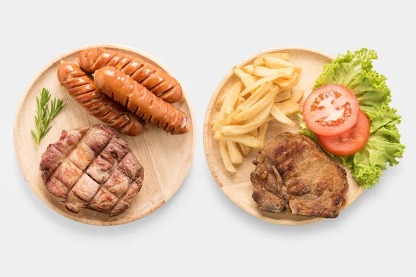 Bife de porco grelhado, salsicha com batatas fritas isoladas — Fotografia de Stock