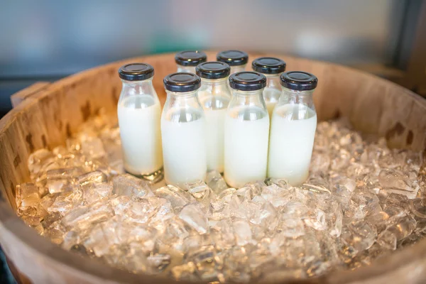 ミルク氷木箱にセットのびんのクローズ アップ — ストック写真