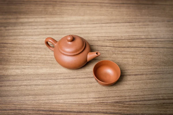 Still life on wooden background: tea kettle and cup — Stock Photo, Image