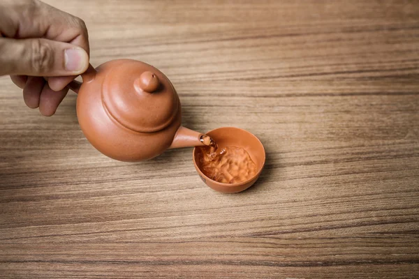 Tea being poured from kettle in cup, all in asian style — Stock Photo, Image