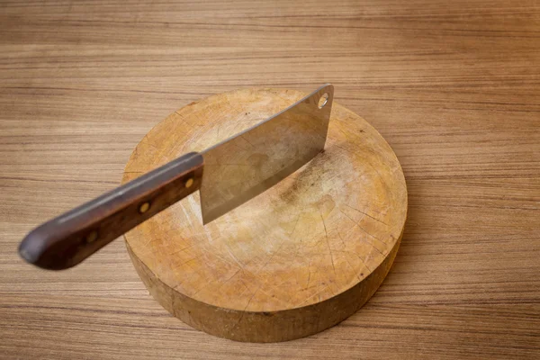 Couteau sur un boucher en bois sur fond en bois — Photo