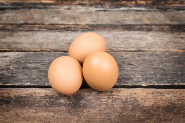 Ahşap arka plan üzerinde kahverengi tavuk yumurtası