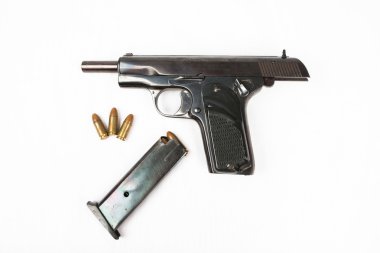 Beyaz arka plan üzerinde izole yarı otomatik 9 mm silah 