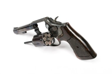izole beyaz zemin üzerine siyah revolver tüfek 