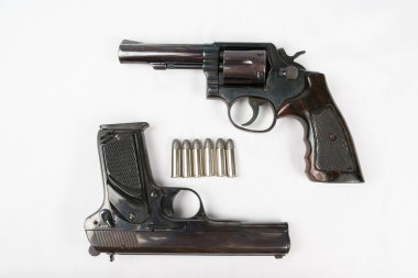 Siyah tabanca tüfek ve yarı otomatik 9 mm top beyaz adam