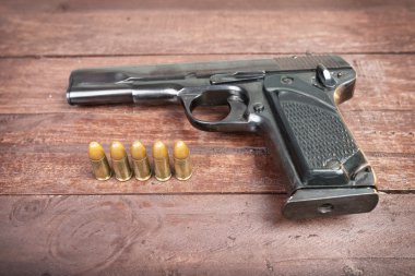 Ahşap arka plan üzerinde izole yarı otomatik 9 mm silah