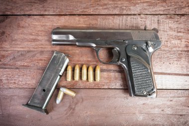 Ahşap arka plan üzerinde izole yarı otomatik 9 mm silah