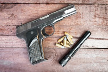 Yarı otomatik 9 mm silah ve ve taktik feneri yatan