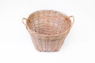 Boş hasır sepet beyaz arkaplanda izole edildi