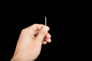 Kibrit çöpü elinde siyah arka plan üzerine izole