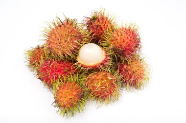 Beyaz arka plan üzerinde taze rambutans