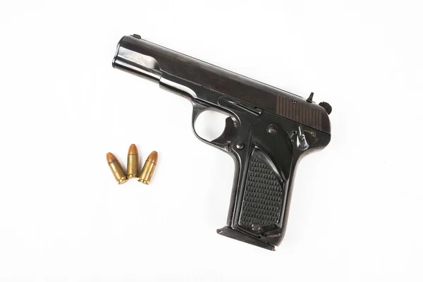 Pistolet semi-automatique 9mm isolé sur fond blanc — Photo