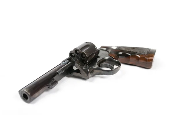 Чёрный револьвер на белом фоне — стоковое фото
