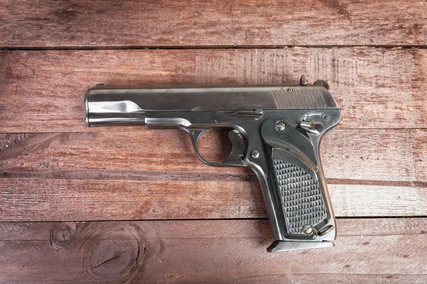 Poloautomatická 9 mm pistole izolované dřevěné pozadí — Stock fotografie